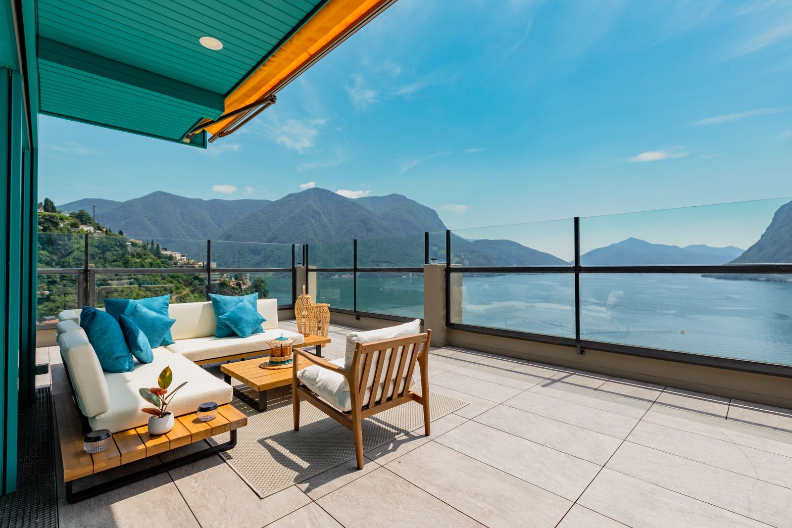 Patio avec rampe de verre face au lac et aux montagnes
